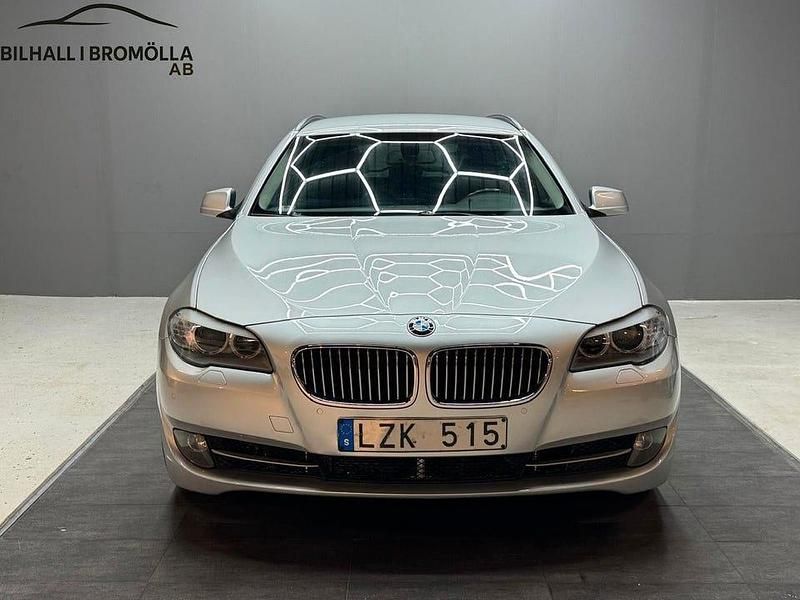 Ljusgrå (grå) Begagnad 2012 BMW 528 Kombi | 114 900 kr - Bild 1/4