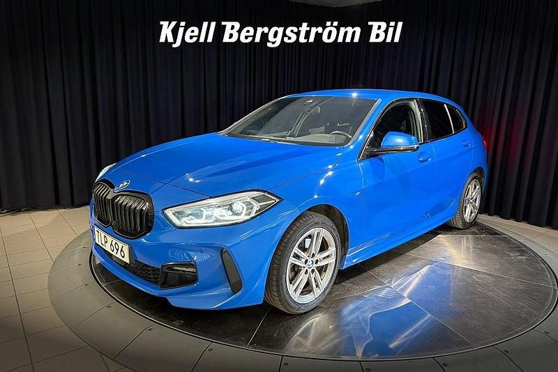 Blå metallic Begagnad 2022 BMW 118 Shadowline Halvkombi | 259 800 kr (Marknadspris) - Bild 1/3