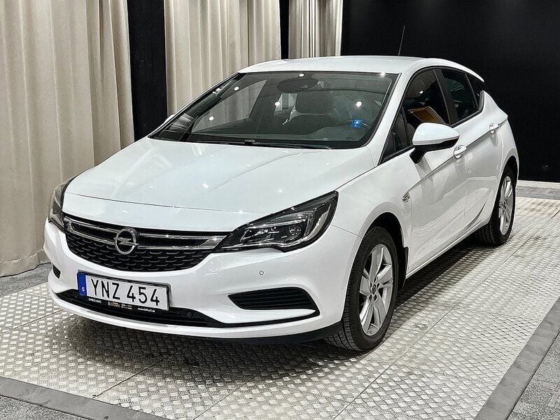 Vit Begagnad 2018 Opel Astra Halvkombi | 99 900 kr - Bild 1/4