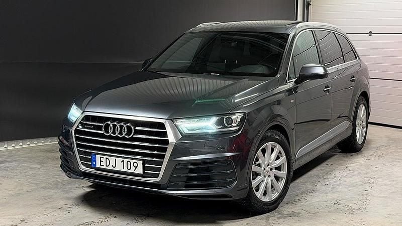 Grå Begagnad 2015 Audi Q7 S-Line SUV | 294 700 kr (Marknadspris) - Bild 1/4