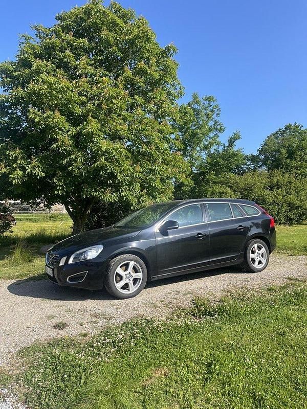 Svart Begagnad 2013 Volvo V60 Momentum Kombi | 95 000 kr (Bra pris) - Bild 1/4