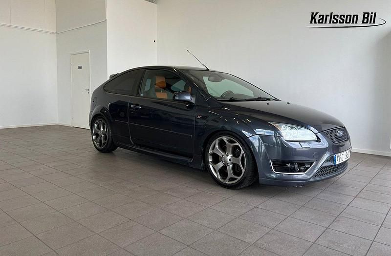 Grå Begagnad 2006 Ford Focus ST Halvkombi | 59 900 kr (Lite dyr) - Bild 1/4