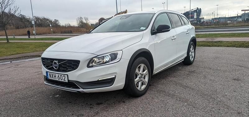 Vit Begagnad 2016 Volvo V60 CC Momentum Kombi | 159 000 kr (Bra pris) - Bild 1/4