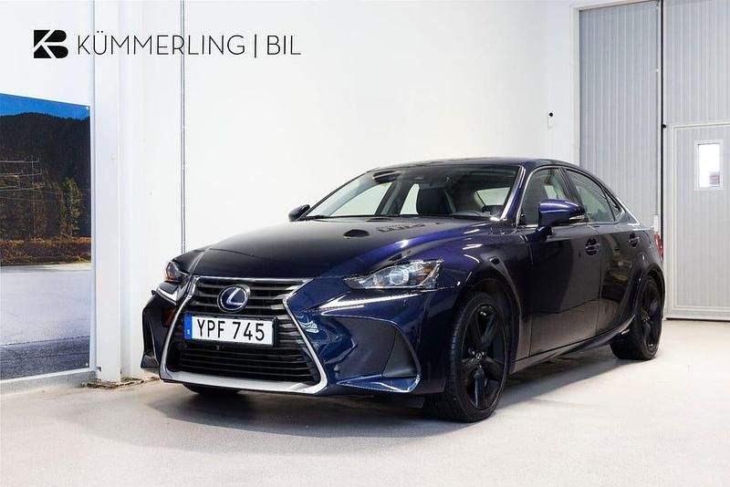 Blå Begagnad 2018 Lexus IS300h Executive Line Sedan | 249 900 kr (Marknadspris) - Bild 1/4
