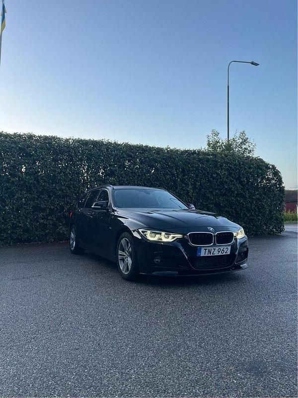 Svart Begagnad 2018 BMW 318 M Sport Kombi | 214 999 kr (Marknadspris) - Bild 1/4