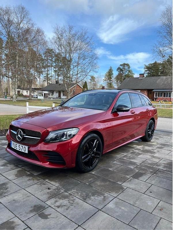 Röd Begagnad 2019 Mercedes C220 AMG line Kombi | 329 000 kr (Lite dyr) - Bild 1/4