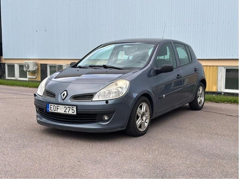 Blå Begagnad 2006 Renault Clio R.S. Halvkombi | 21 000 kr (Lite dyr) - Bild 1/4