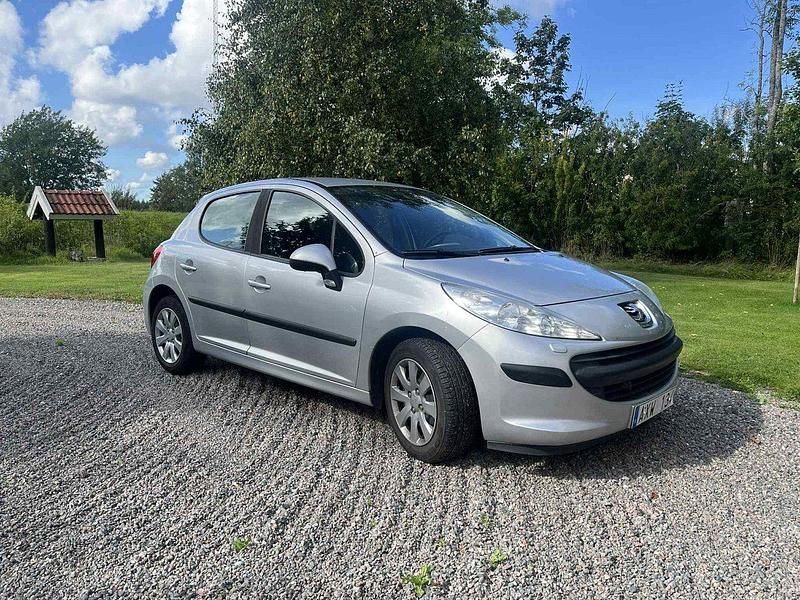 Grå Begagnad 2008 Peugeot 207 Halvkombi | 39 000 kr (Marknadspris) - Bild 1/4
