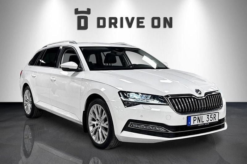 Vit Begagnad 2020 Skoda Superb Kombi | 279 900 kr (Superpris) - Bild 1/4