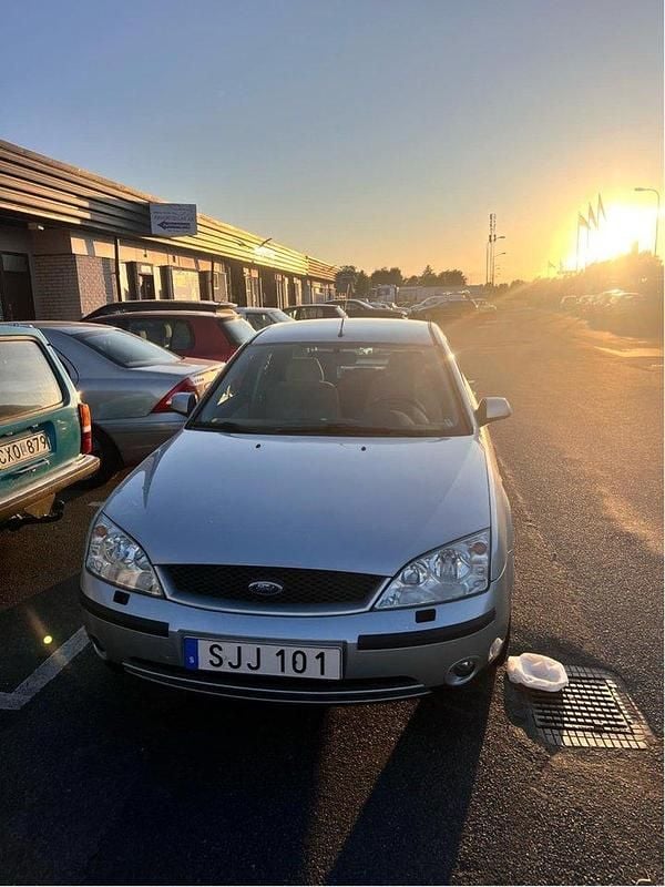 Grå Begagnad 2001 Ford Mondeo Halvkombi | 12 000 kr (Marknadspris) - Bild 1/4