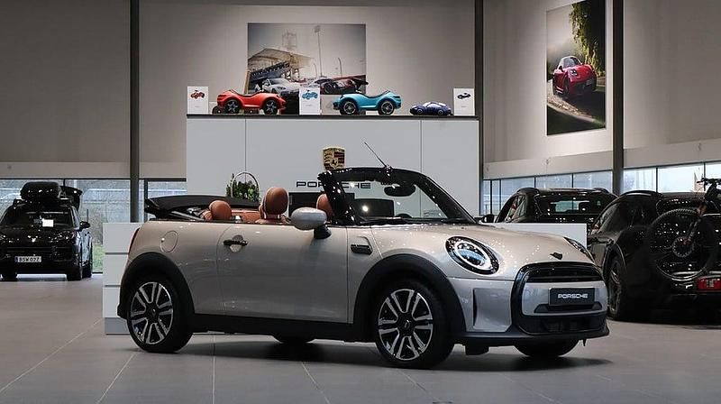 Grå Begagnad 2023 Mini Cooper Cabriolet Cab | 279 000 kr (Marknadspris) - Bild 1/4