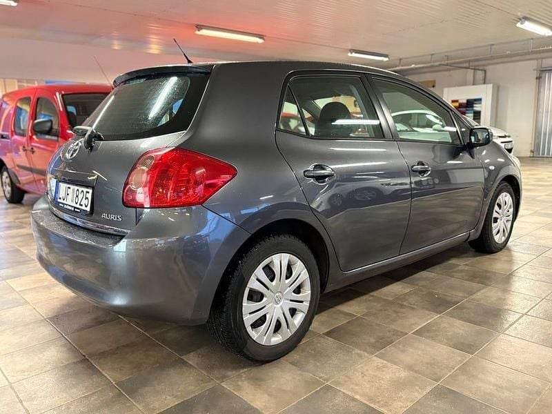 Begagnad Toyota Auris 124 HK (91 kW) 2007 Grå Halvkombi