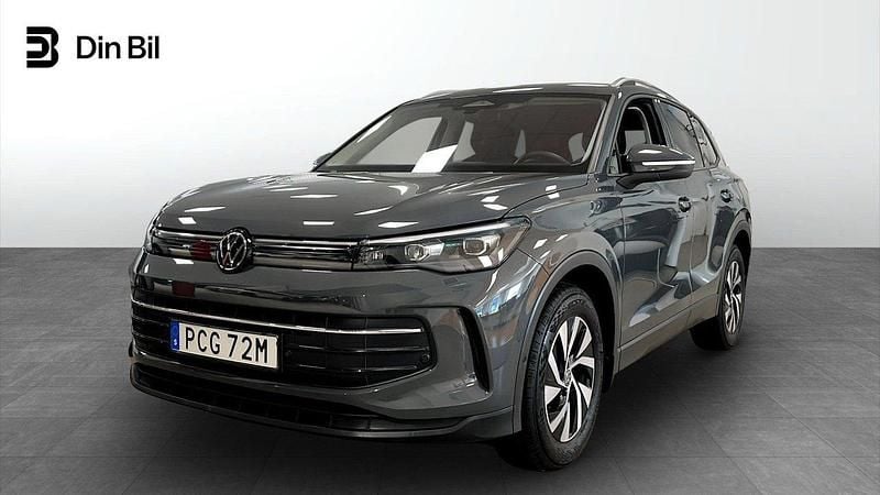 Mörkgrå Begagnad 2024 VW Tiguan Life SUV | 379 900 kr (Dyr) - Bild 1/4