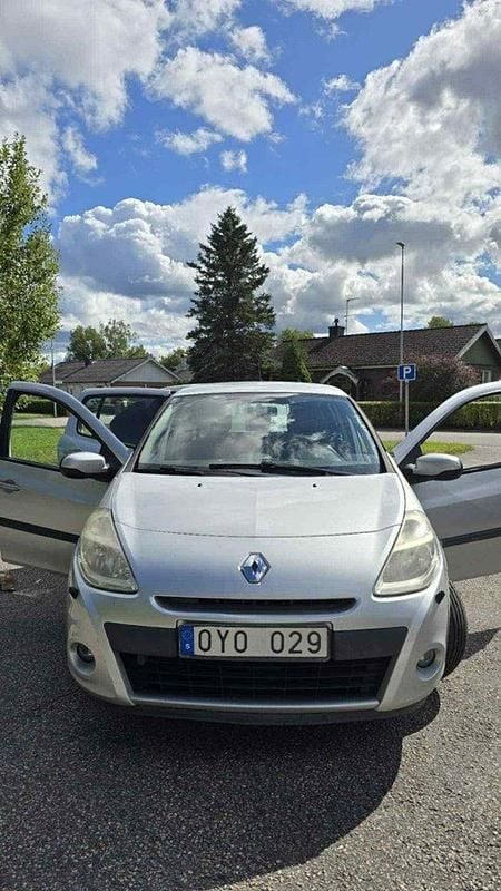 Silver Begagnad 2010 Renault Clio R.S. Halvkombi | 29 999 kr (Marknadspris) - Bild 1/4