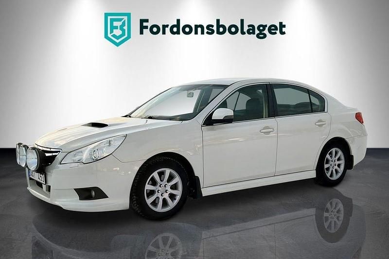 Vit Begagnad 2012 Subaru Legacy Sedan | 64 900 kr (Marknadspris) - Bild 1/4