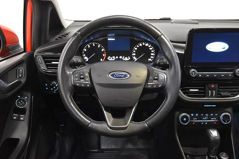 Begagnad Ford Fiesta Titanium 101 HK (74 kW) 2017 Röd Halvkombi