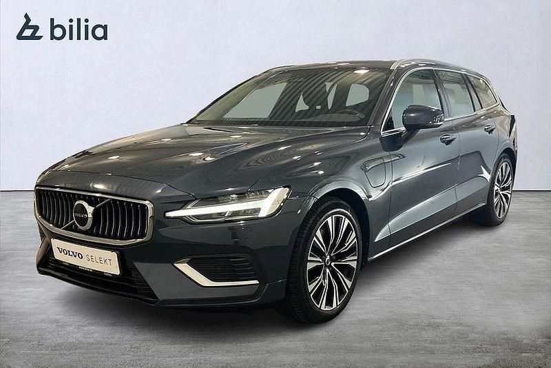 Mörkblå Begagnad 2022 Volvo V60 Core Kombi | 379 900 kr (Marknadspris) - Bild 1/3