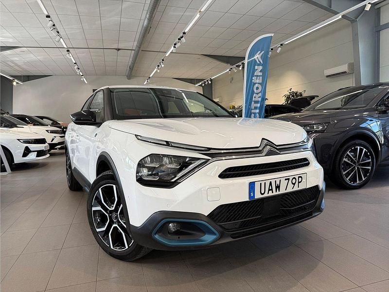 Vit Begagnad 2022 Citroën e-C4 Shine Halvkombi | 219 900 kr (Marknadspris) - Bild 1/4