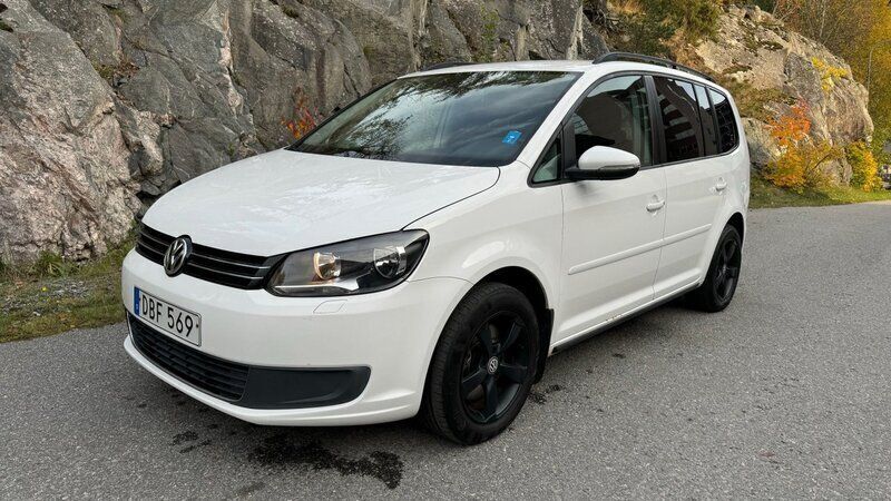 Vit Begagnad 2013 VW Touran Minibuss | 73 900 kr (Marknadspris) - Bild 1/4
