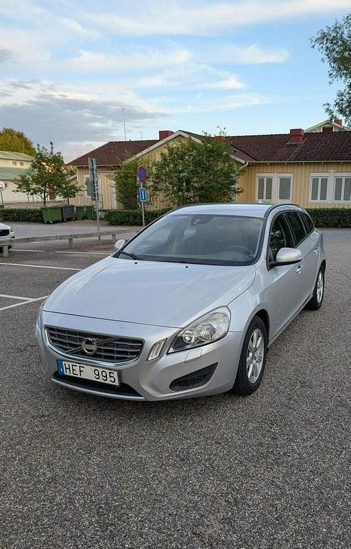 Grå Begagnad 2013 Volvo V60 Kombi | 79 900 kr (Bra pris) - Bild 1/4