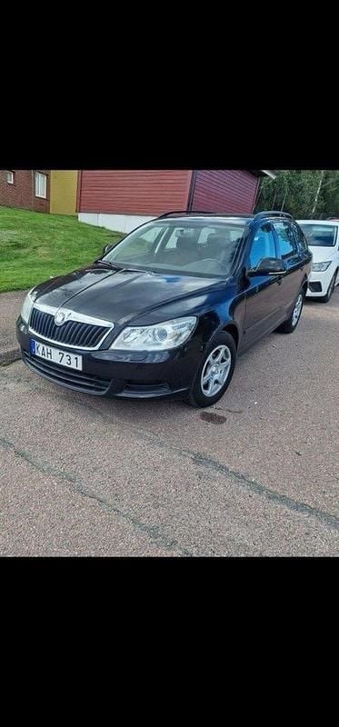 Svart Begagnad 2010 Skoda Octavia Ambiente Kombi | 29 900 kr (Dyr) - Bild 1/4