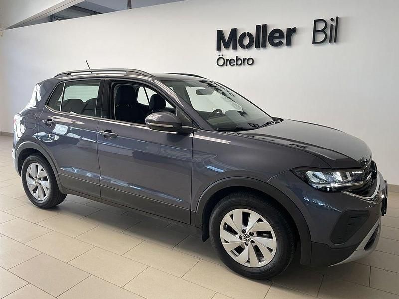 Grå (smokey grey metallic) Begagnad 2024 VW T-Cross Life SUV | 244 900 kr (Marknadspris) - Bild 1/4