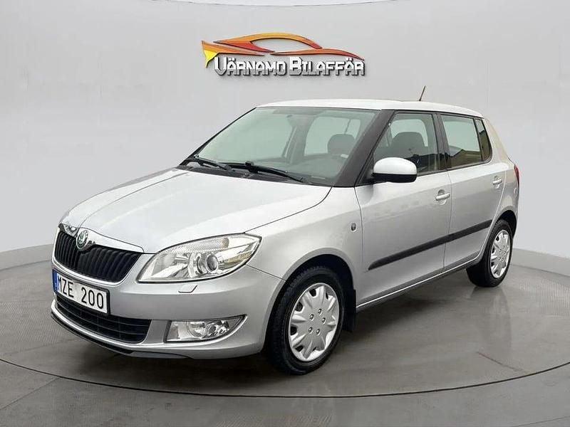 Silver Begagnad 2013 Skoda Fabia Elegance Halvkombi | 46 500 kr (Marknadspris) - Bild 1/4