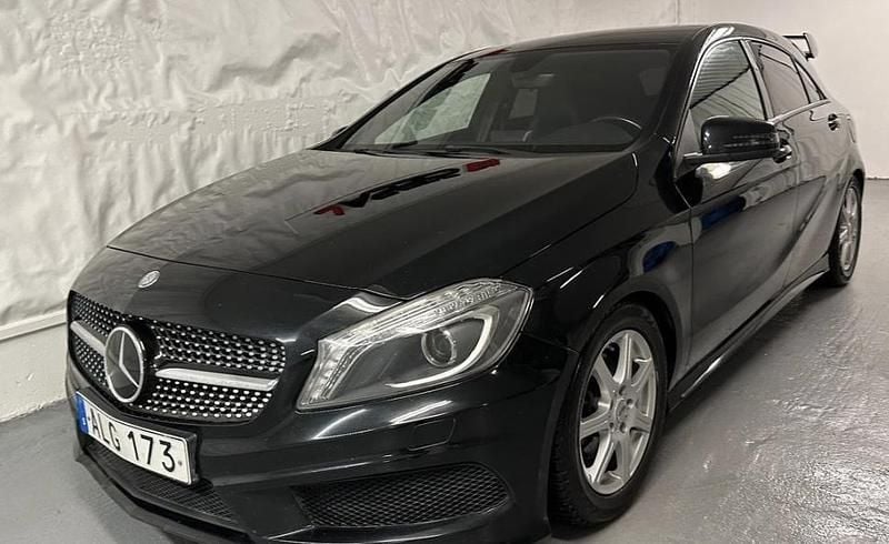 Svart Begagnad 2015 Mercedes A180 AMG line Halvkombi | 135 000 kr (Marknadspris) - Bild 1/2