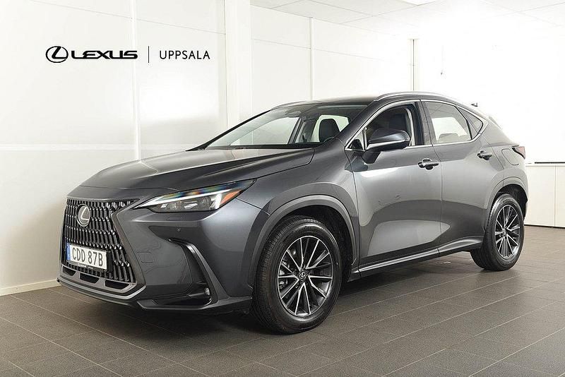 Grå Begagnad 2024 Lexus NX350h Business Edition SUV | 469 900 kr (Marknadspris) - Bild 1/4
