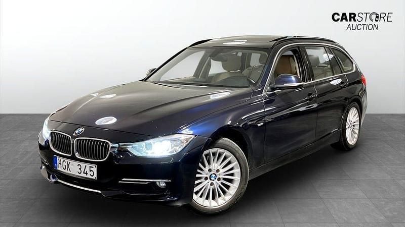 Blå Begagnad 2013 BMW 320 Luxury Line Kombi | 149 900 kr (Marknadspris) - Bild 1/4
