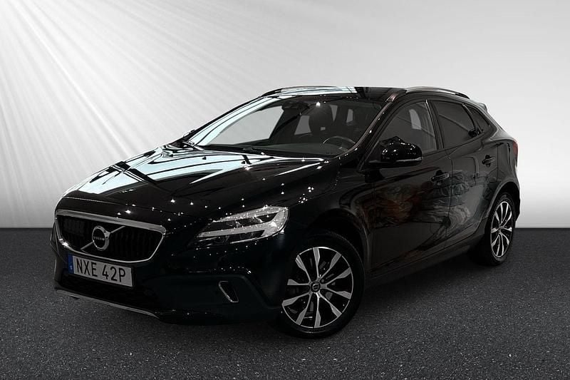 Svart Begagnad 2019 Volvo V40 CC Pro Kombi | 199 800 kr (Marknadspris) - Bild 1/4