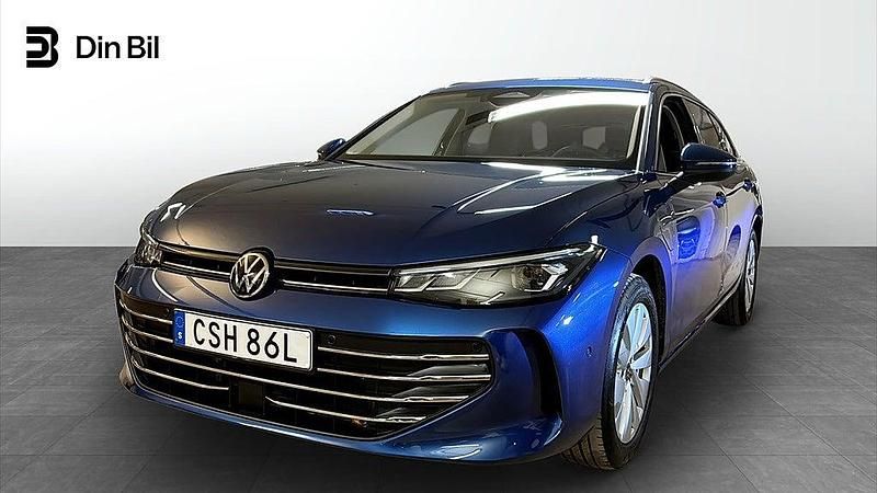 Blå Begagnad 2024 VW Passat Business Kombi | 459 900 kr (Marknadspris) - Bild 1/4