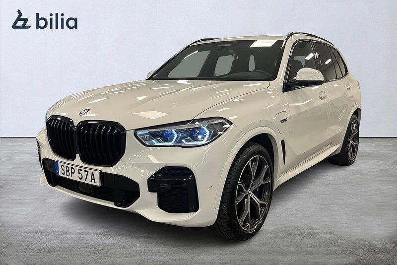 Vit Begagnad 2021 BMW X5 iPerformance SUV | 689 000 kr (Marknadspris) - Bild 1/4