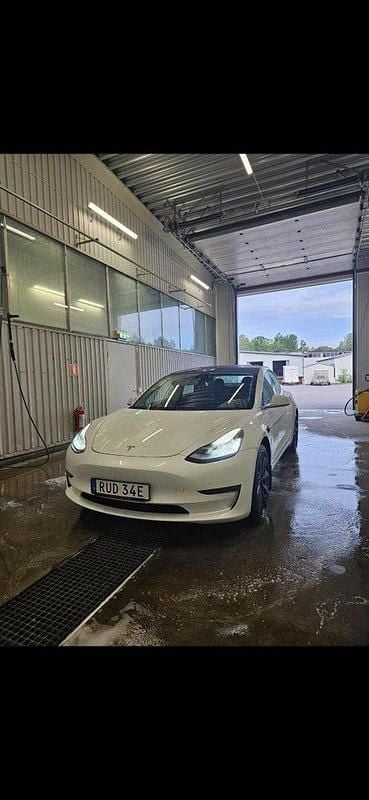 Vit Begagnad 2020 Tesla Model 3 Performance Sedan | 305 000 kr (Marknadspris) - Bild 1/4