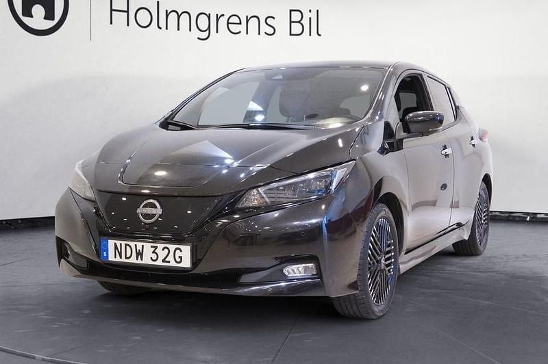 Metallic black Begagnad 2022 Nissan Leaf Tekna Halvkombi | 179 900 kr (Marknadspris) - Bild 1/4