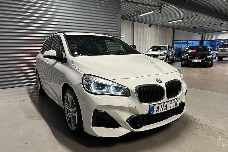 Begagnad BMW 225 Active Tourer M Sport 220 HK (161 kW) 2019 Vit Minibuss