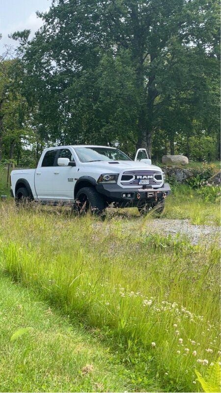 Vit Begagnad 2019 RAM 1500 Pickup | 395 000 kr - Bild 1/4