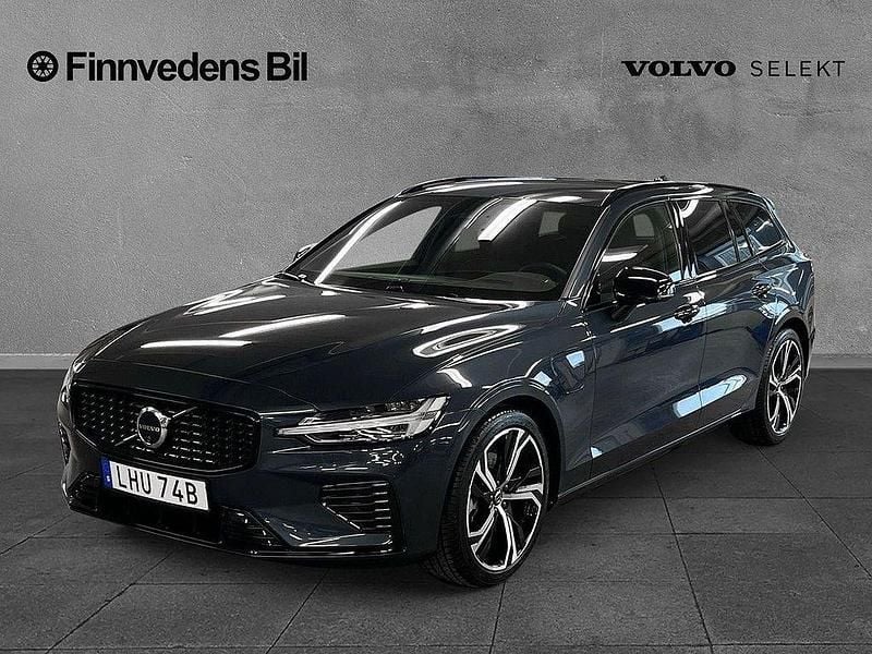 Mörkblå Begagnad 2024 Volvo V60 Plus Kombi | 479 000 kr (Marknadspris) - Bild 1/4