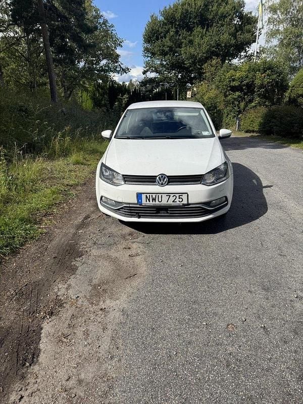 Vit Begagnad 2015 VW Polo Halvkombi | 115 000 kr (Bra pris) - Bild 1/4