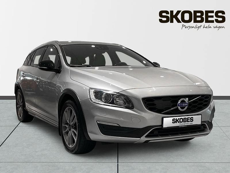 Silver Begagnad 2018 Volvo V60 CC Standard Kombi | 239 000 kr (Lite dyr) - Bild 1/3