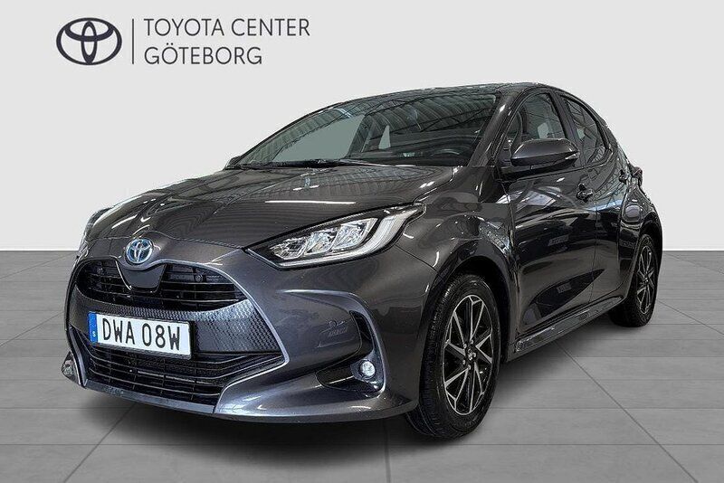 Mörkgrå Begagnad 2022 Toyota Yaris Hybrid Active Halvkombi | 229 900 kr (Lite dyr) - Bild 1/2