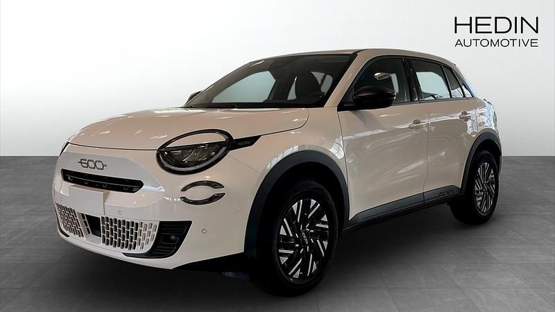 Vit (white) Ny 2025 Fiat 600 Lounge SUV | 350 800 kr - Bild 1/4