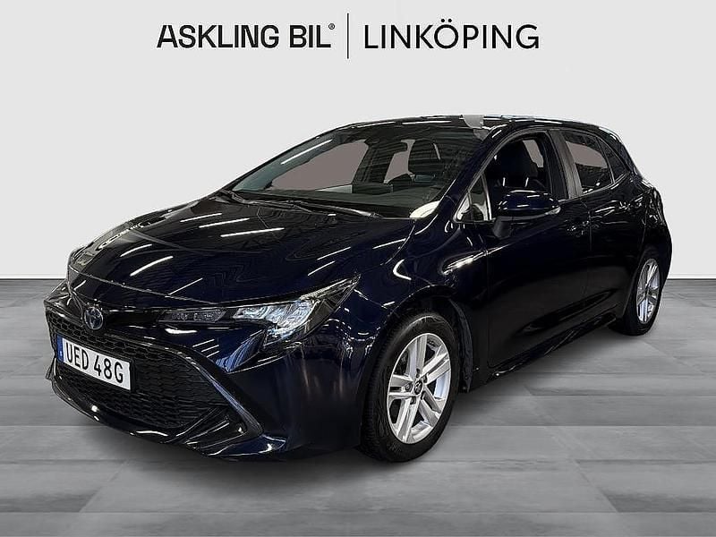 Mörkblå Begagnad 2022 Toyota Corolla Active Halvkombi | 225 000 kr (Marknadspris) - Bild 1/4