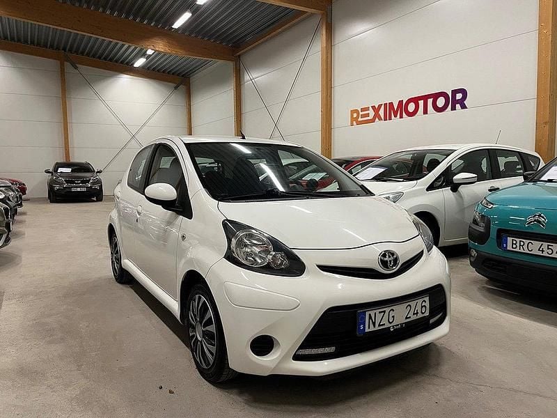 Vit Begagnad 2013 Toyota Aygo Halvkombi | 49 900 kr (Marknadspris) - Bild 1/4