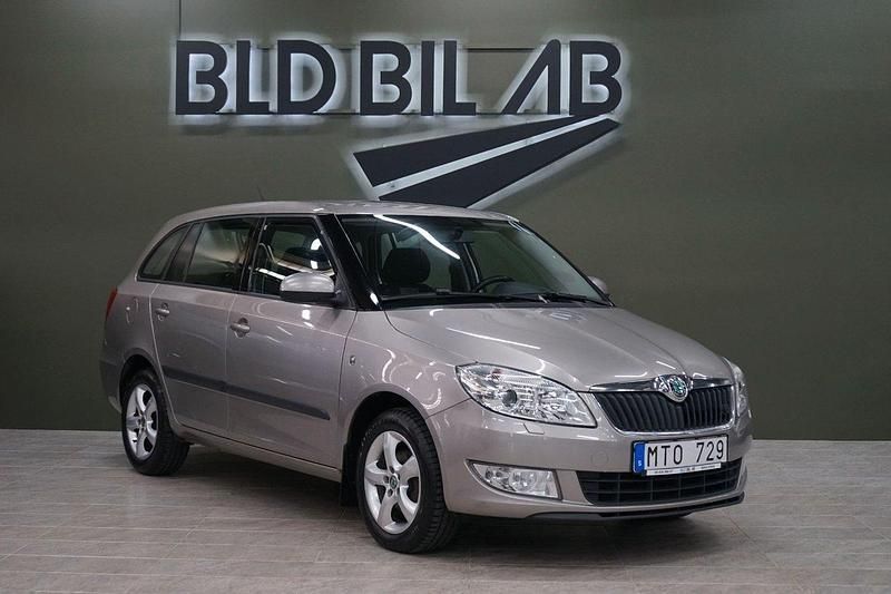 Ljusbrun Begagnad 2012 Skoda Fabia Elegance Kombi | 39 900 kr (Marknadspris) - Bild 1/4