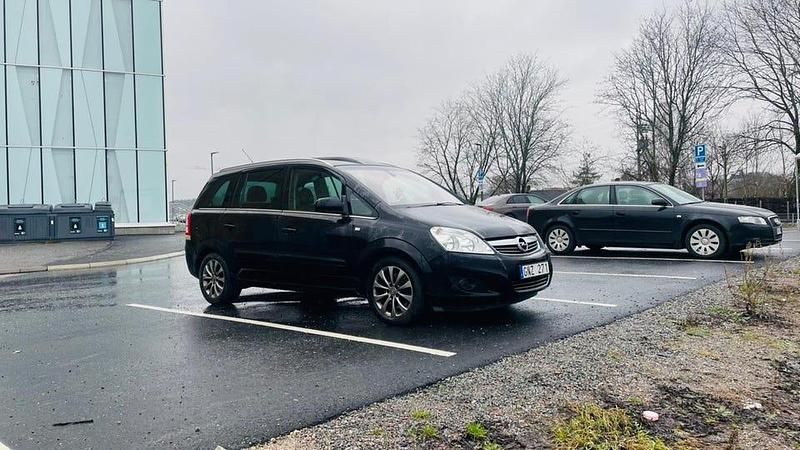 Begagnad Opel Zafira 125 HK (91 kW) 2011 Minibuss