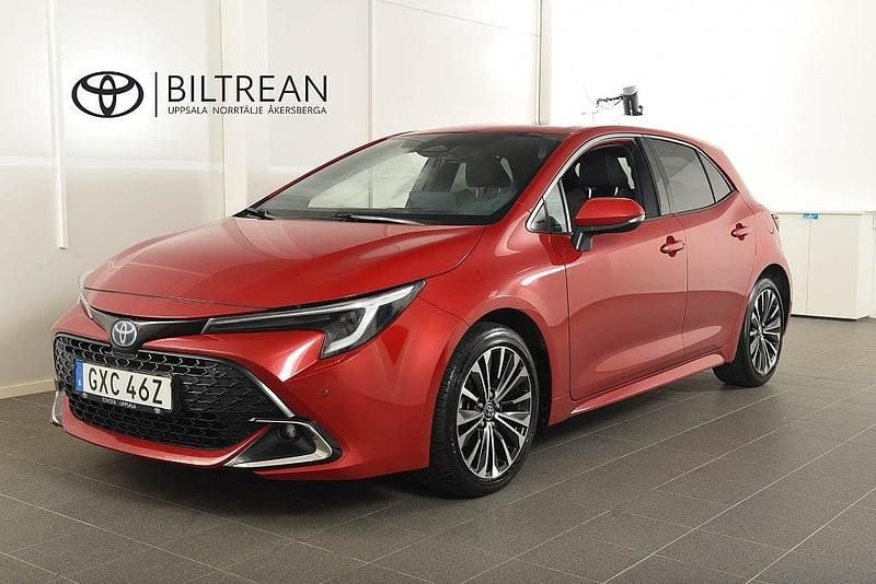 Röd Begagnad 2024 Toyota Corolla Style Halvkombi | 274 800 kr (Lite dyr) - Bild 1/4