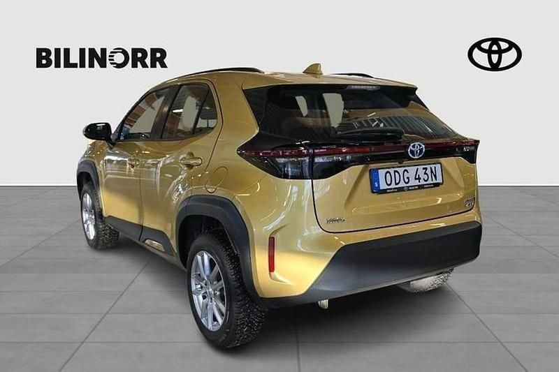 Begagnad Toyota Yaris Hybrid Active 117 HK (86 kW) 2023 Gul