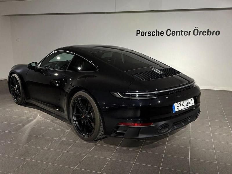 Begagnad Porsche 911 Carrera 4 GTS 480 HK (353 kW) 2022 Svart Sportkupé