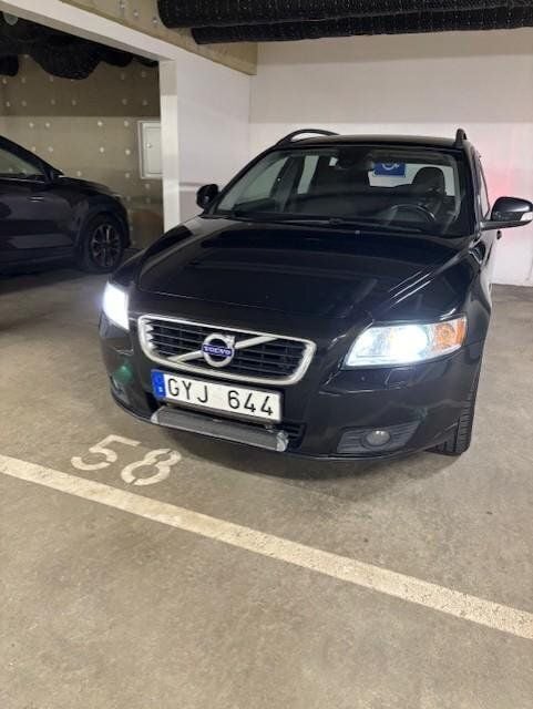 Svart Begagnad 2011 Volvo V50 Momentum Kombi | 50 000 kr (Marknadspris) - Bild 1/4